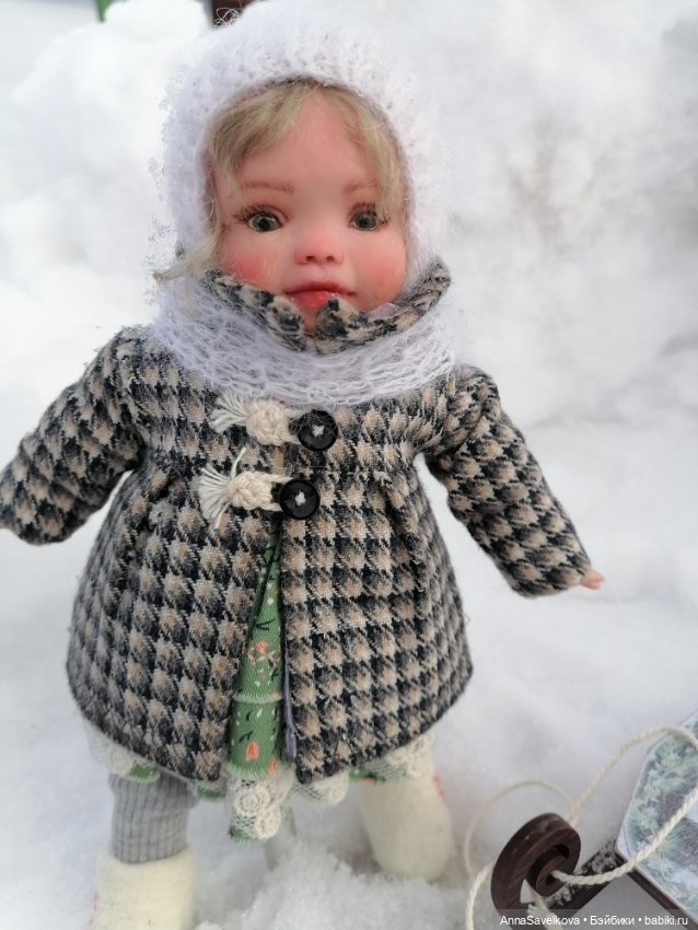 уроки вождения. женщина водитель. вождение машины. езда на велосипеде по городу. детское крепление в машину.