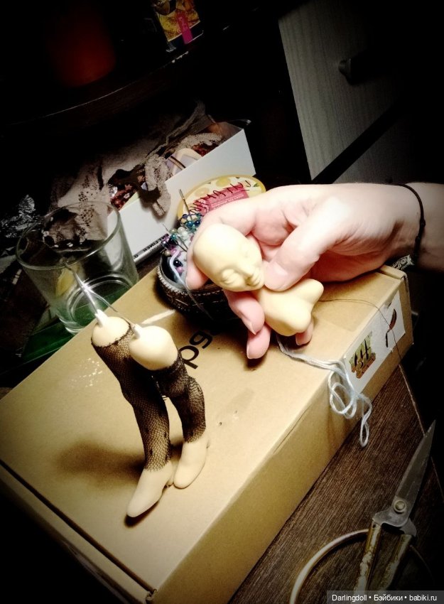 Она пришла с этими невыносимыми желтыми цветами