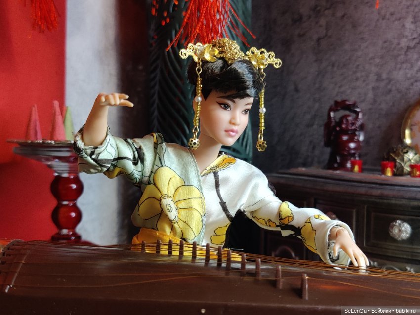 Ю-Нань играет на гучжэне классическую китайскую музыку (фото 8)