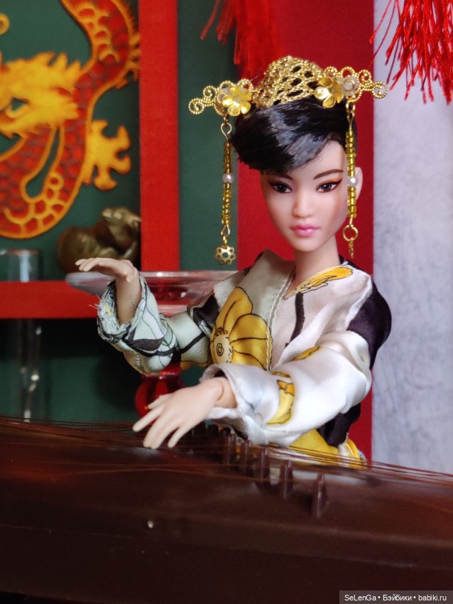 Ю-Нань играет на гучжэне классическую китайскую музыку