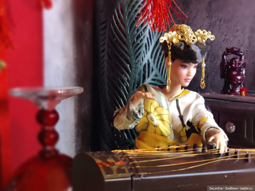 Ю-Нань играет на гучжэне классическую китайскую музыку (фото 5)