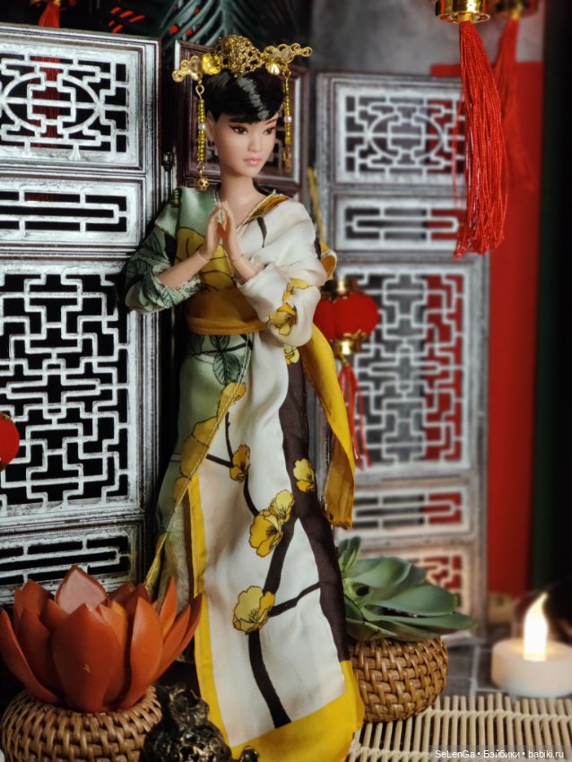 Ю-Нань играет на гучжэне классическую китайскую музыку