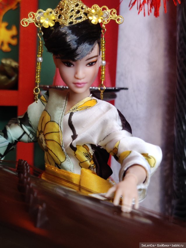 Ю-Нань играет на гучжэне классическую китайскую музыку (фото 4)