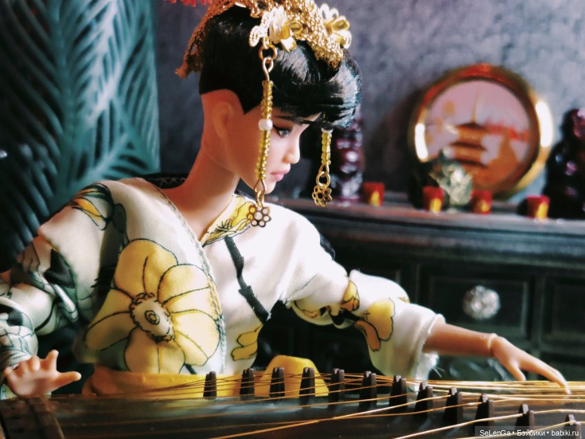 Ю-Нань играет на гучжэне классическую китайскую музыку (фото 7)