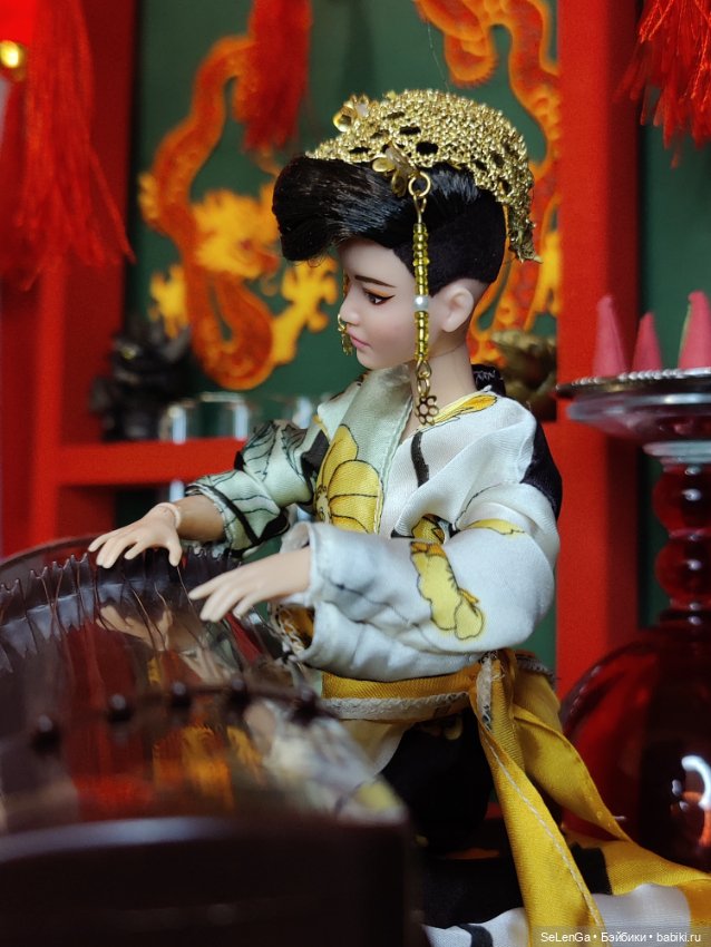 Ю-Нань играет на гучжэне классическую китайскую музыку (фото 9)