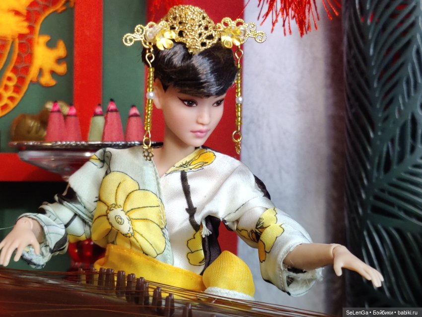 Ю-Нань играет на гучжэне классическую китайскую музыку