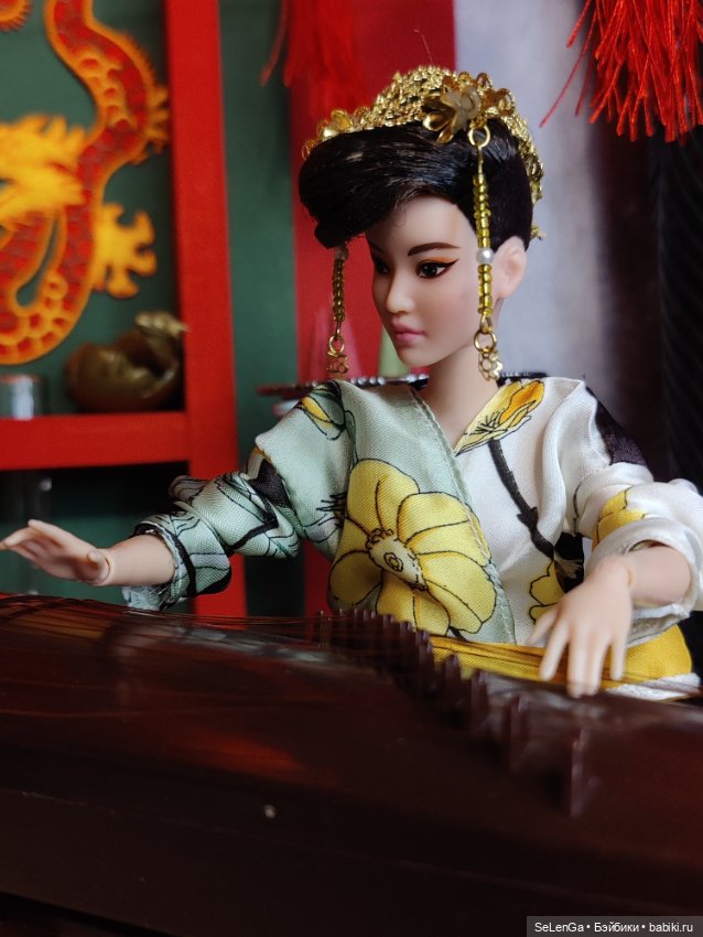 Ю-Нань играет на гучжэне классическую китайскую музыку (фото 10)