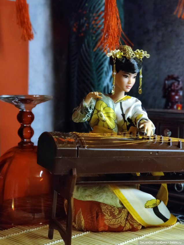 Ю-Нань играет на гучжэне классическую китайскую музыку