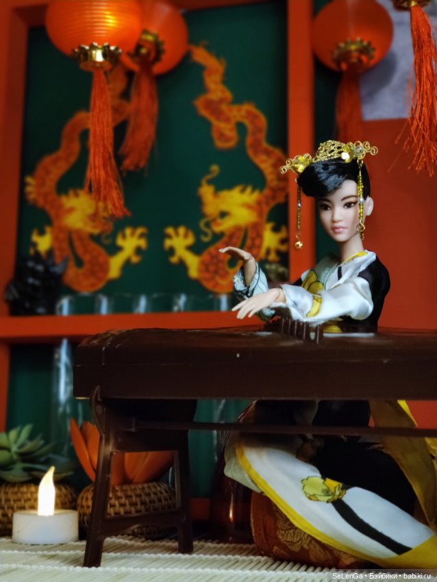 Ю-Нань играет на гучжэне классическую китайскую музыку