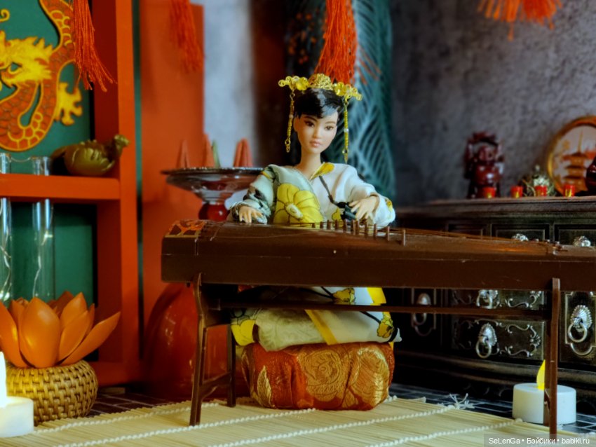 Ю-Нань играет на гучжэне классическую китайскую музыку (фото 2)