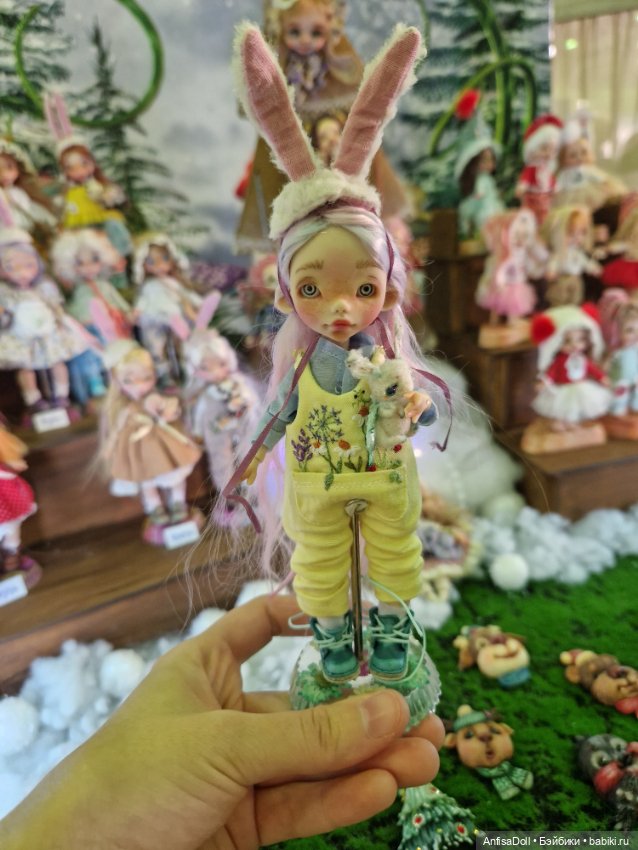 Рождение новой куколки, Поли