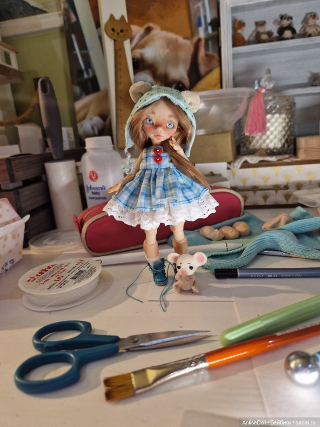 Рождение новой куколки, Поли