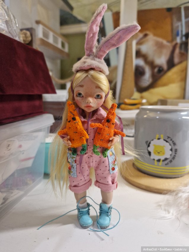 Рождение новой куколки, Поли