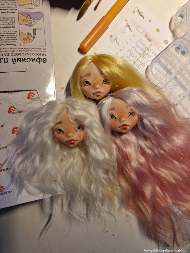 Рождение новой куколки, Поли