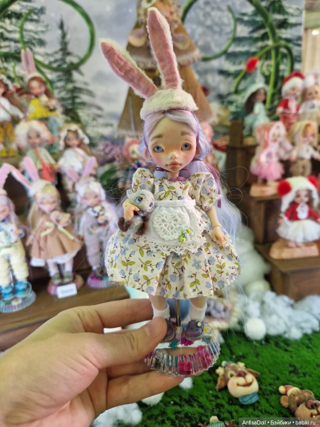 Рождение новой куколки, Поли