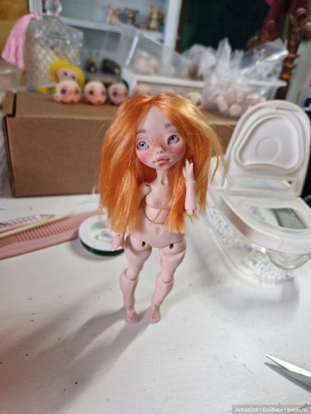 Рождение новой куколки, Поли