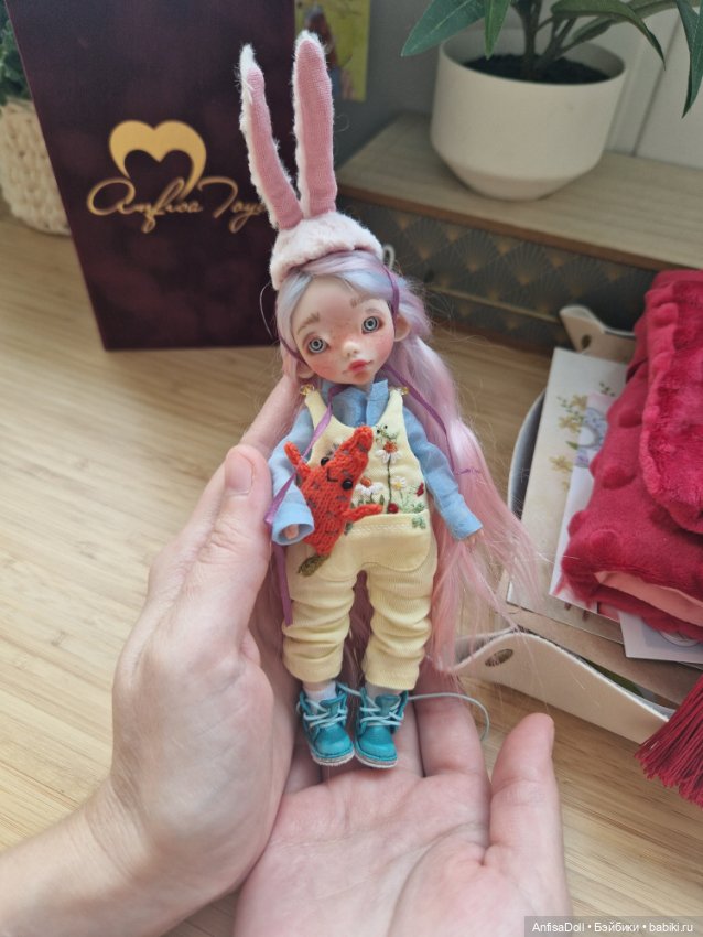 Рождение новой куколки, Поли