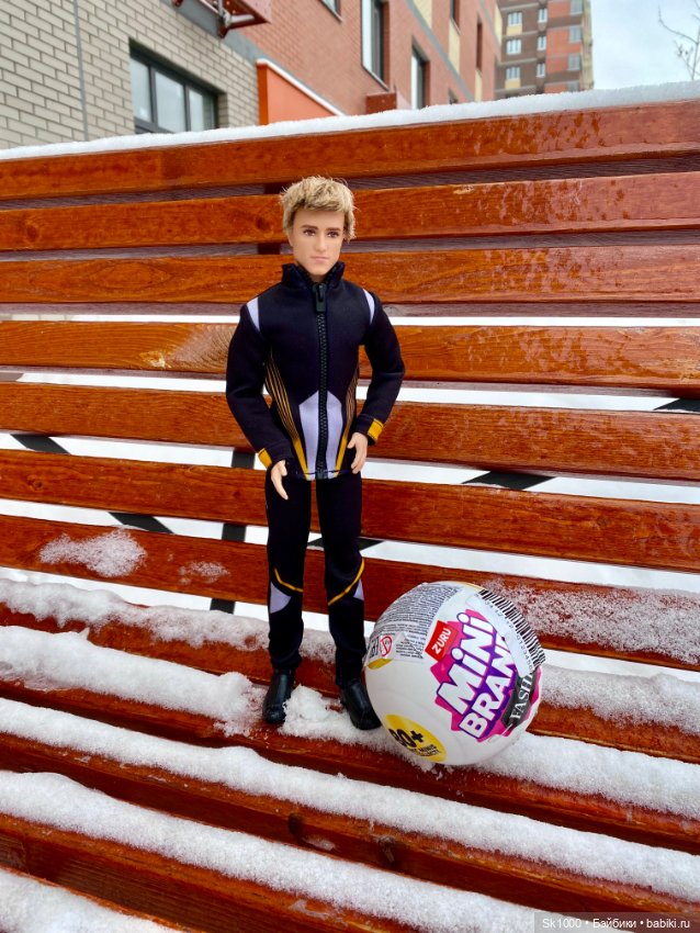 Распакуем шар Mini brands