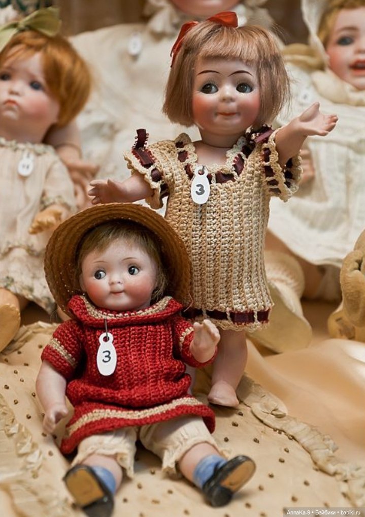 Вязаные наряды для больших и маленьких антикварных куколок