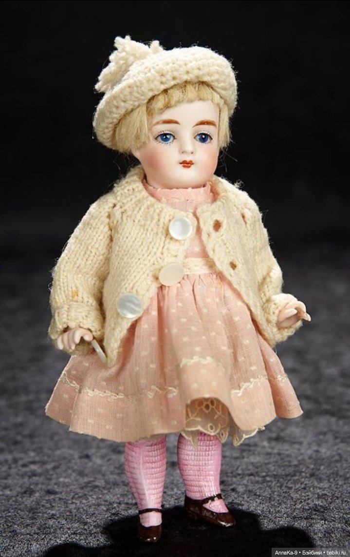 Вязаные наряды для больших и маленьких антикварных куколок