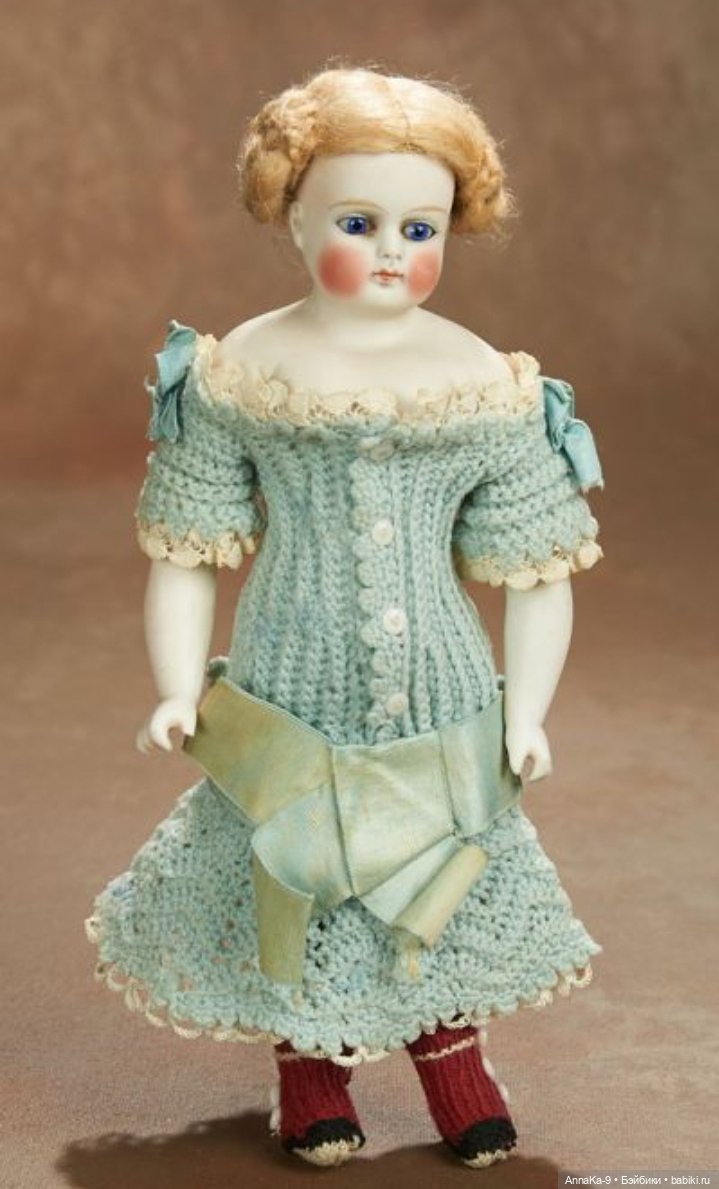 Вязаные наряды для больших и маленьких антикварных куколок