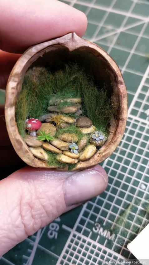 Миниатюра в грецком орехе