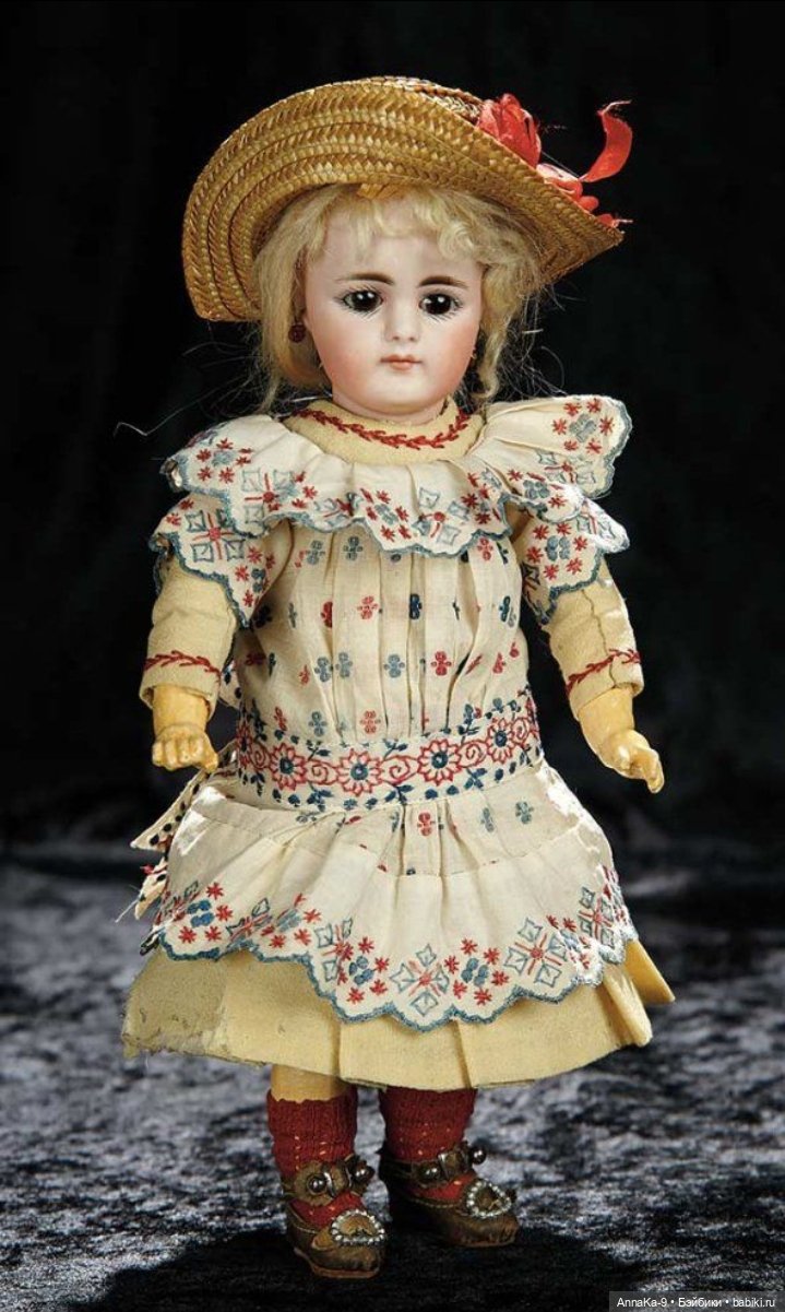 Платья для антикварных кукол с декором тесьмой