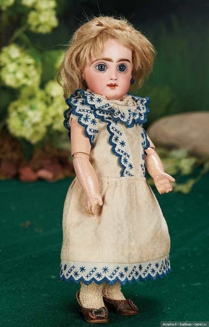 Платья для антикварных кукол с декором тесьмой