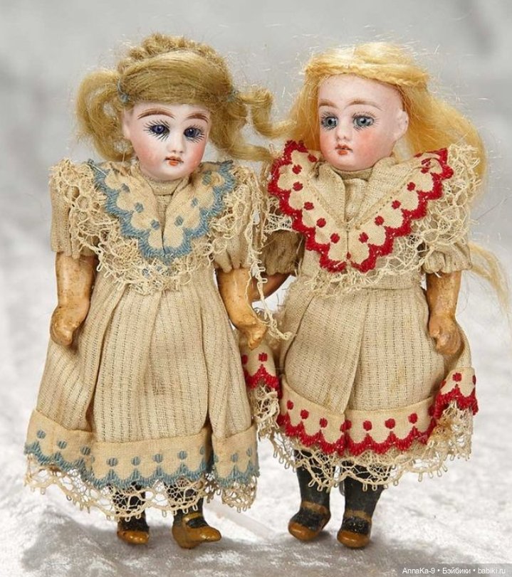 Платья для антикварных кукол с декором тесьмой