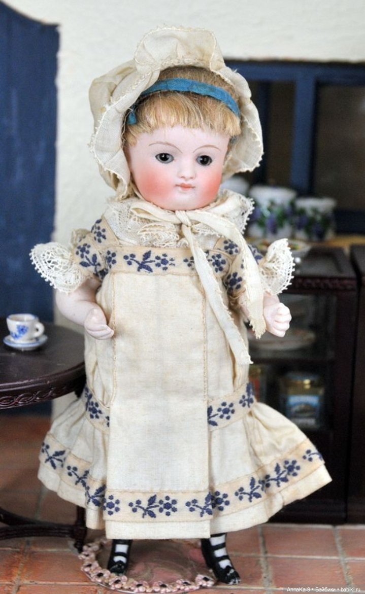 Платья для антикварных кукол с декором тесьмой