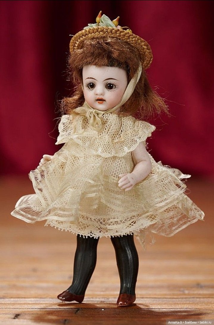 Кукольные платья из кружев, хлопковой сетке и шитья для миньонет
