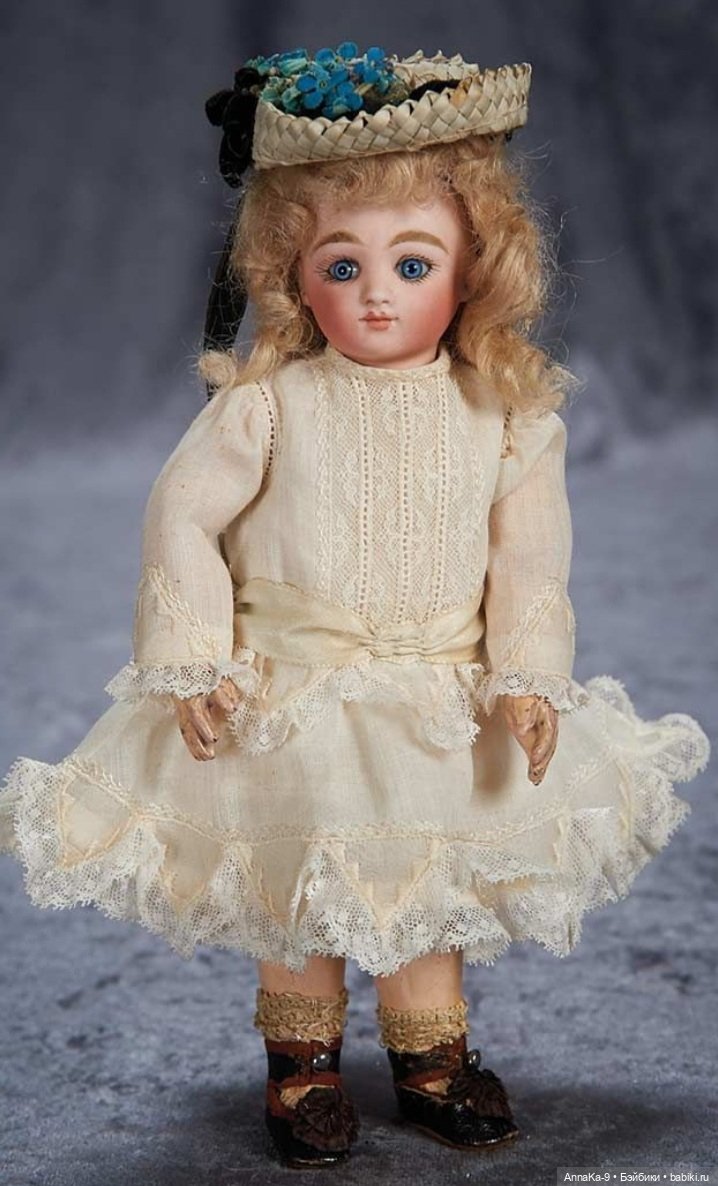 Кукольные платья из кружев, хлопковой сетке и шитья для миньонет