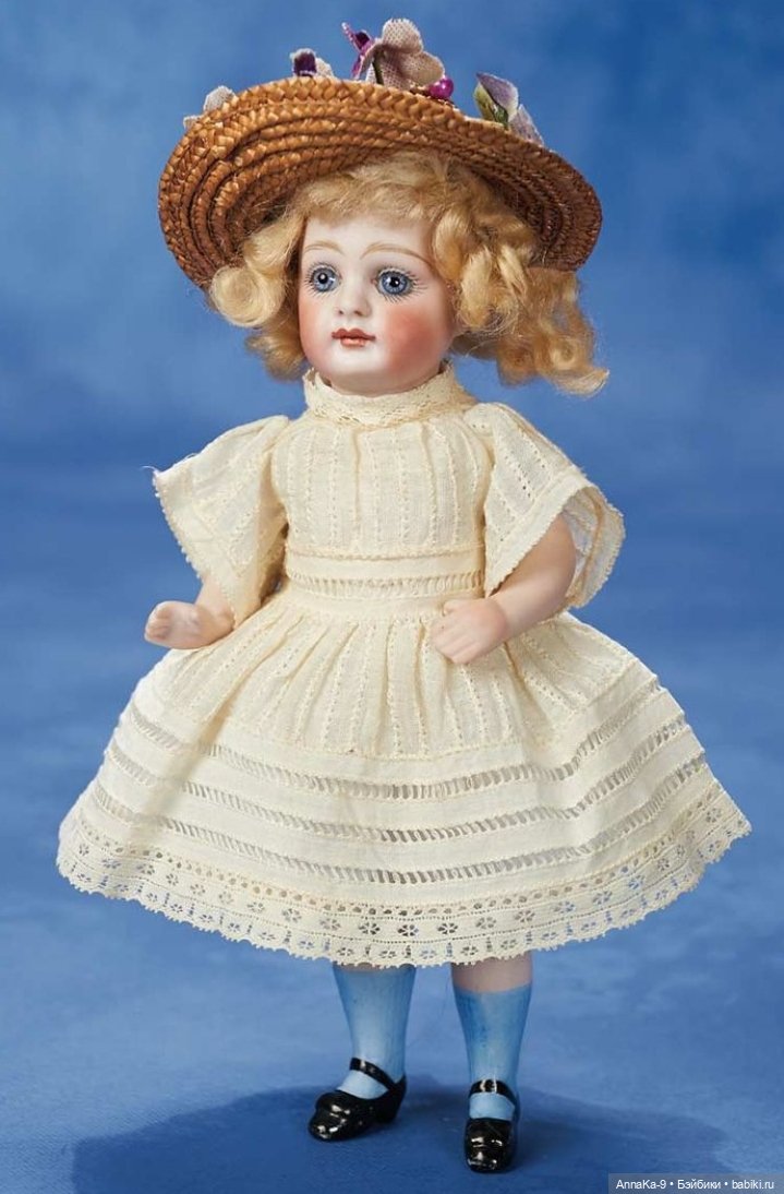 Кукольные платья из кружев, хлопковой сетке и шитья для миньонет