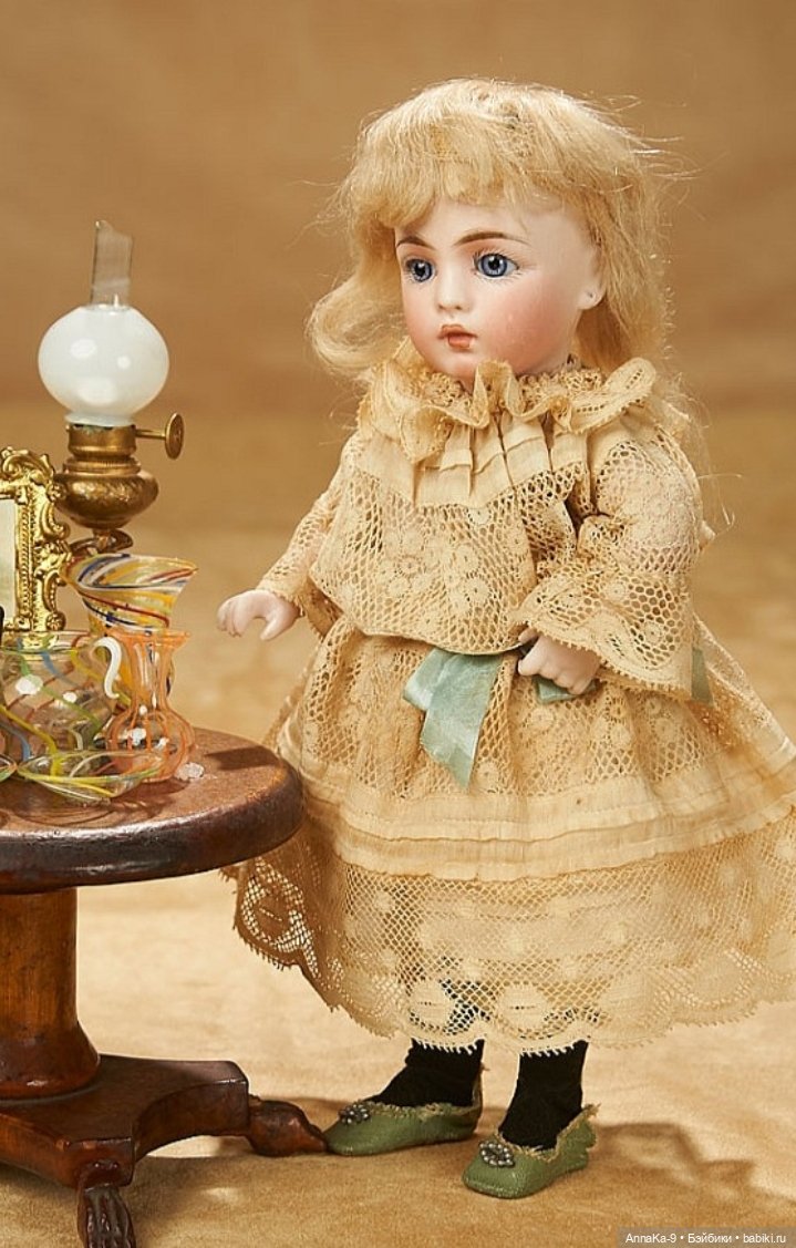 Кукольные платья из кружев, хлопковой сетке и шитья для миньонет