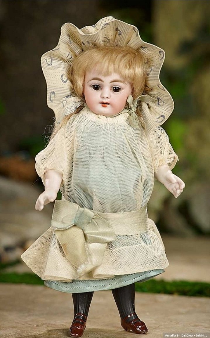 Кукольные платья из кружев, хлопковой сетке и шитья для миньонет