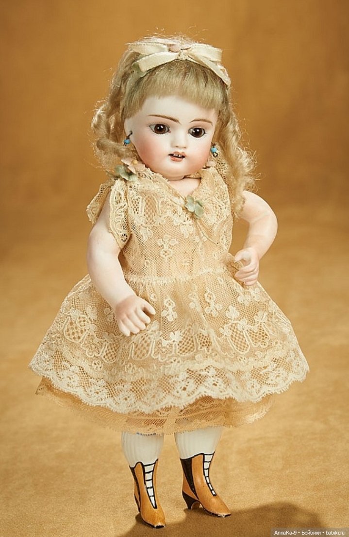 Кукольные платья из кружев, хлопковой сетке и шитья для миньонет
