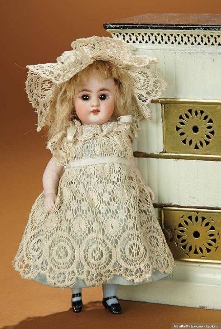 Кукольные платья из кружев, хлопковой сетке и шитья для миньонет
