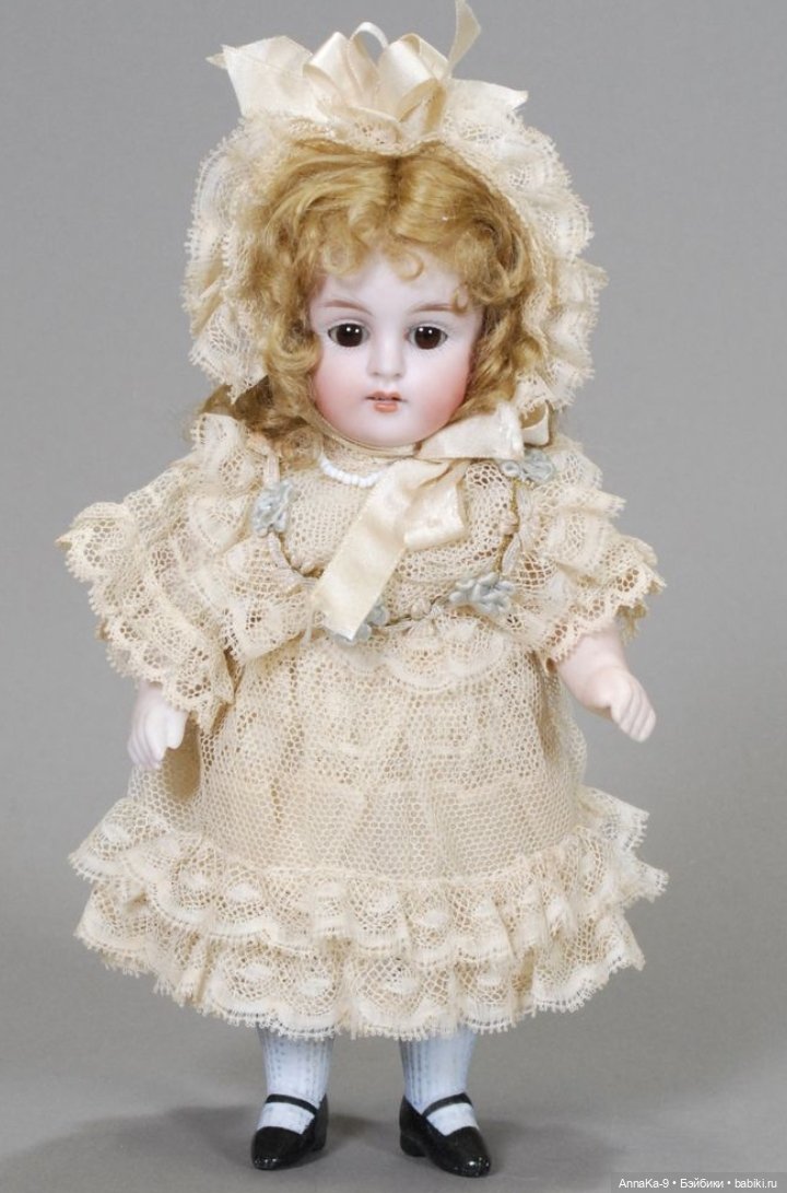 Кукольные платья из кружев, хлопковой сетке и шитья для миньонет