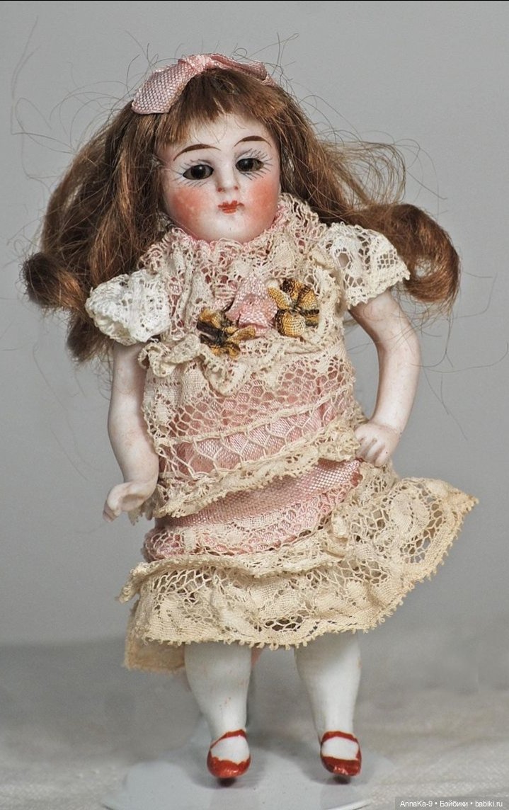Кукольные платья из кружев, хлопковой сетке и шитья для миньонет
