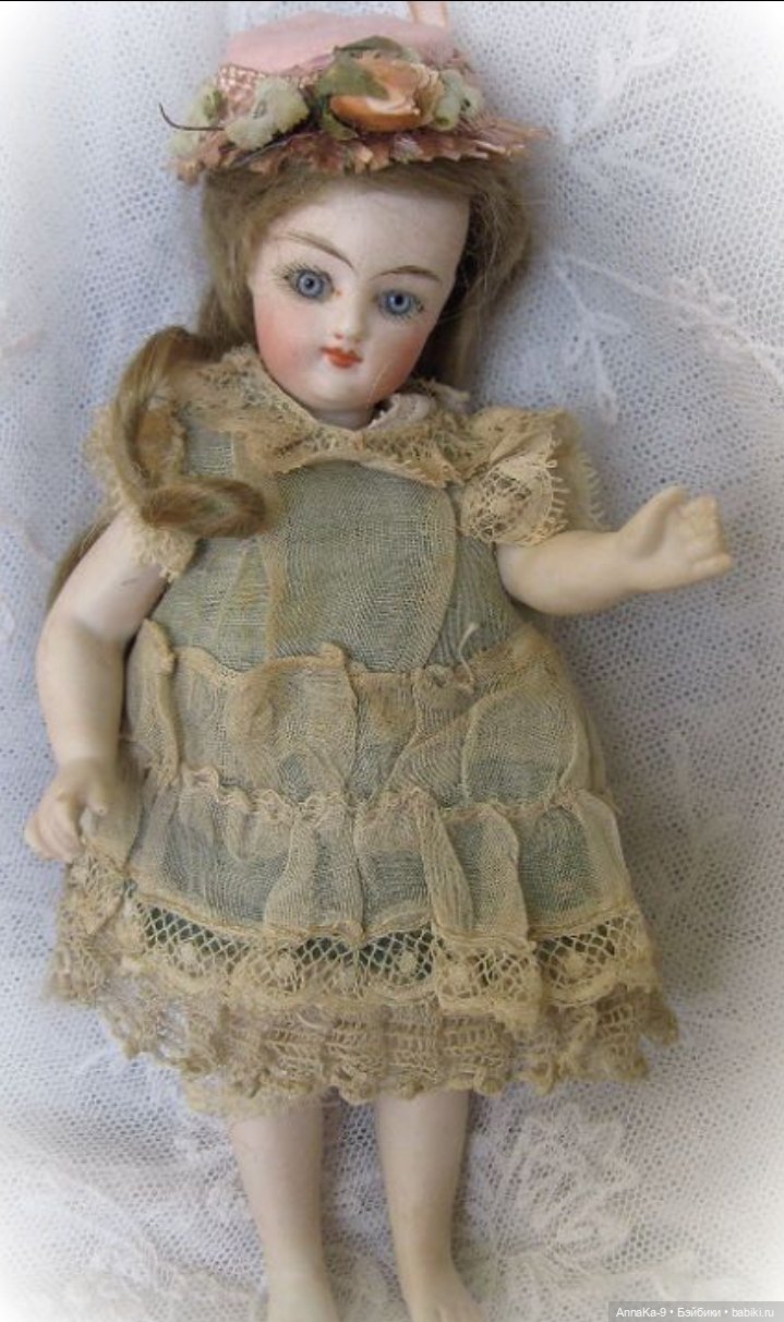 Кукольные платья из кружев, хлопковой сетке и шитья для миньонет