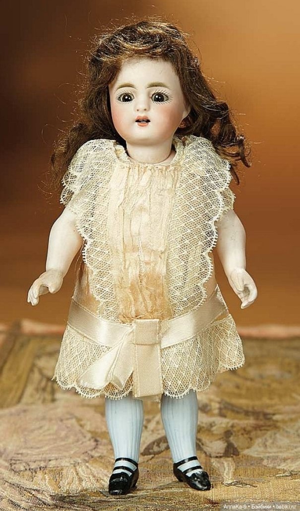 Кукольные платья из кружев, хлопковой сетке и шитья для миньонет