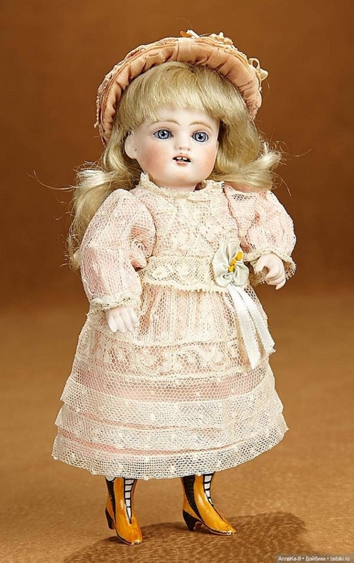 Кукольные платья из кружев, хлопковой сетке и шитья для миньонет