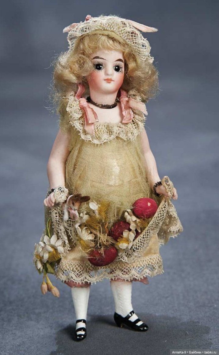 Кукольные платья из кружев, хлопковой сетке и шитья для миньонет
