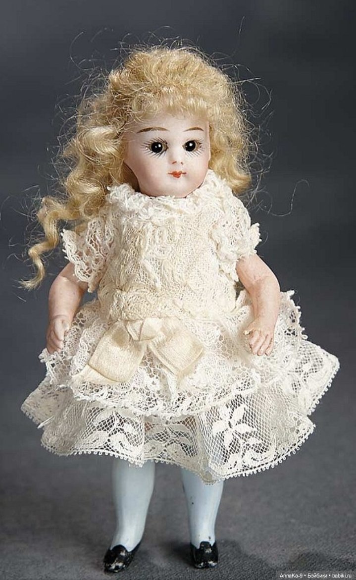 Кукольные платья из кружев, хлопковой сетке и шитья для миньонет