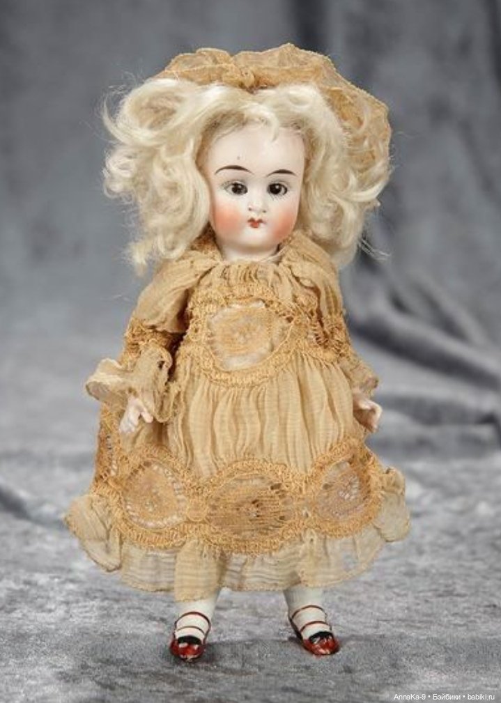 Кукольные платья из кружев, хлопковой сетке и шитья для миньонет