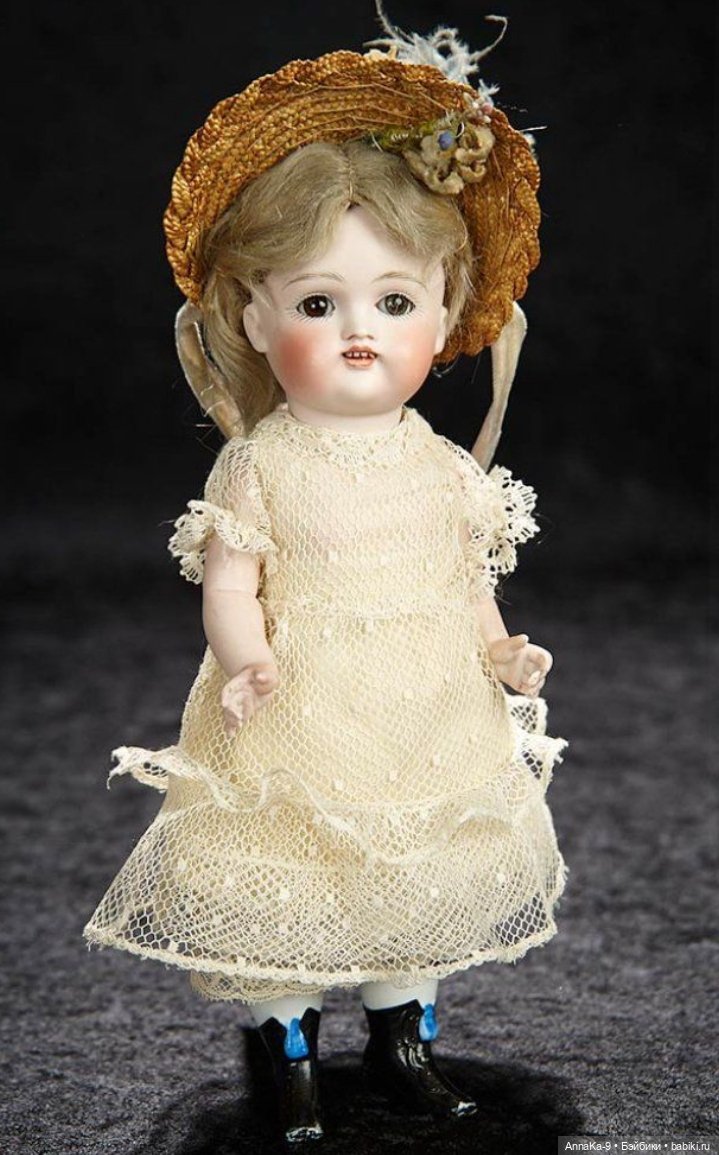 Кукольные платья из кружев, хлопковой сетке и шитья для миньонет