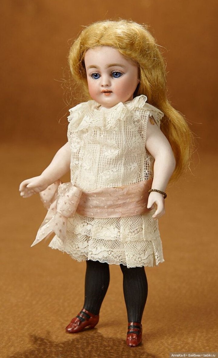 Кукольные платья из кружев, хлопковой сетке и шитья для миньонет