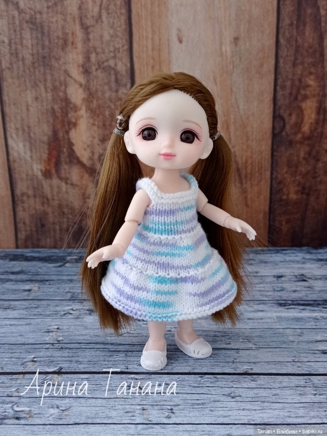 Мои баболечки хвастаются вязаными платьицами