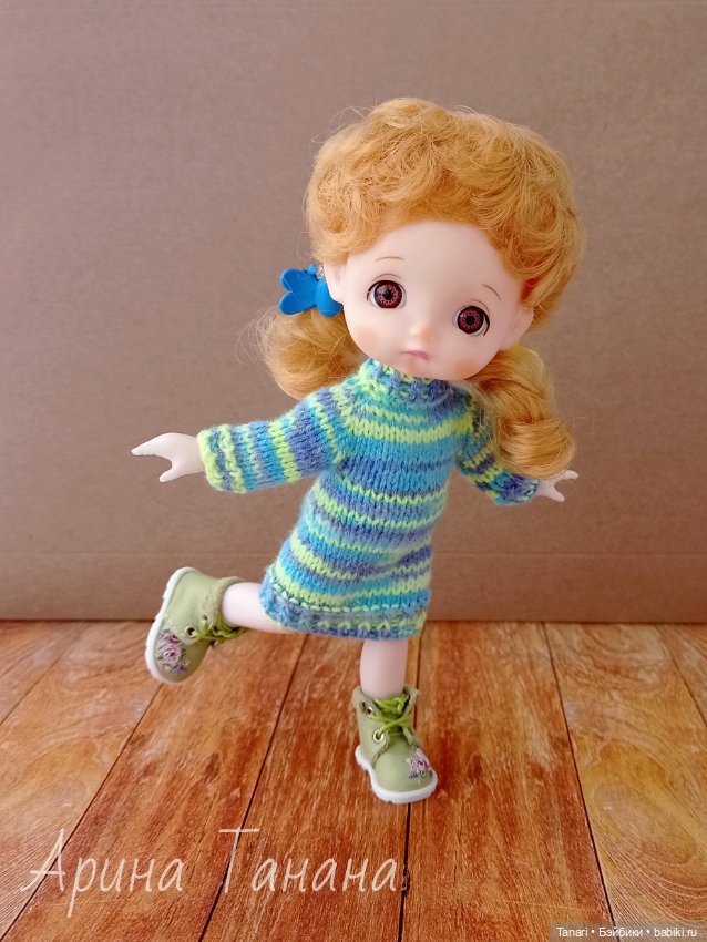 Мои баболечки хвастаются вязаными платьицами