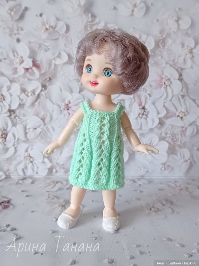 Мои баболечки хвастаются вязаными платьицами